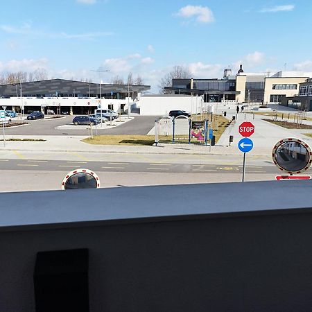 Hid19 Apartman Gyor Belvaros-Free Parking-Terrace Az Rq Vizi Elmenypark Es Gyogyfuerdonel Bagian luar foto