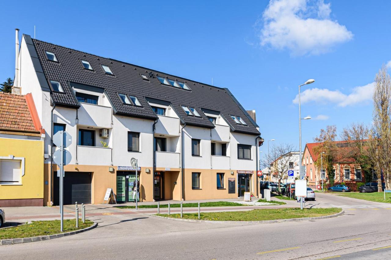 Hid19 Apartman Gyor Belvaros-Free Parking-Terrace Az Rq Vizi Elmenypark Es Gyogyfuerdonel Bagian luar foto