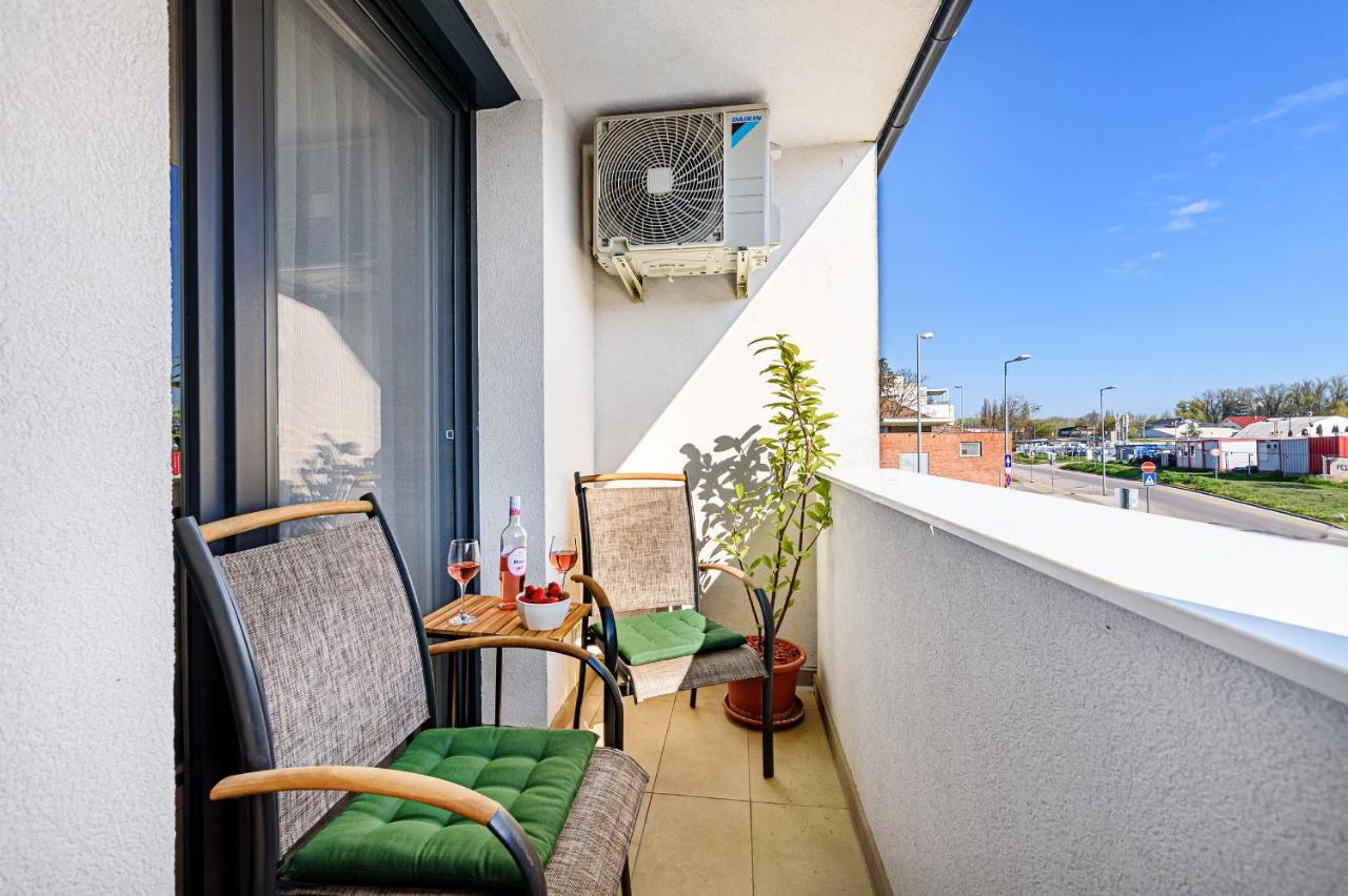 Hid19 Apartman Gyor Belvaros-Free Parking-Terrace Az Rq Vizi Elmenypark Es Gyogyfuerdonel Bagian luar foto